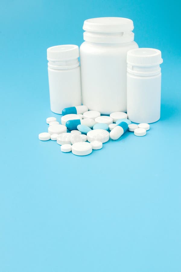 Pilules, comprimés, capsules et bouteilles de médicaments pharmaceutiques agressés sur fond bleu Espace de copie pour le texte photo stock Pilules, comprimés, capsules et bouteilles de médicaments pharmaceutiques agressés sur fond bleu Espace de copie pour le texte photo stock