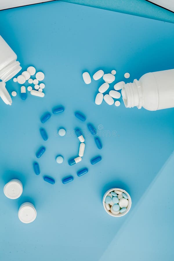 pilules, comprimés et capsules de médecine pharmaceutique en forme de coeur sur fond bleu image stock pilules, comprimés et capsules de médecine pharmaceutique en forme de coeur sur fond bleu image stock