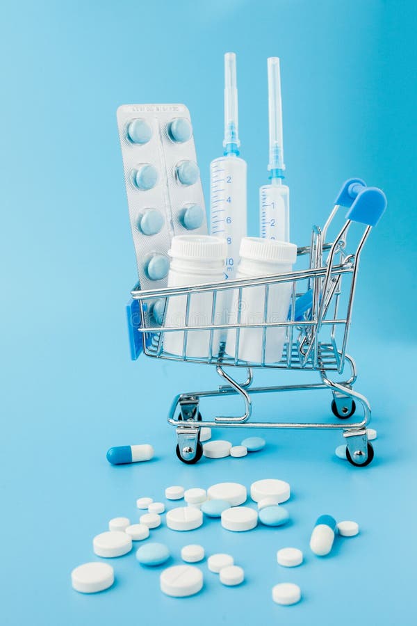 pilules, comprimés et capsules de médicaments pharmaceutiques éparpillés sur des dollars isolés sur fond bleu Frais médicaux photos stock pilules, comprimés et capsules de médicaments pharmaceutiques éparpillés sur des dollars isolés sur fond bleu Frais médicaux photos stock