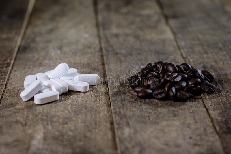 Pilules dans un récipient et un café en plastique Grains de café dans une glace image libre de droits Pilules dans un récipient et un café en plastique Grains de café dans une glace image libre de droits