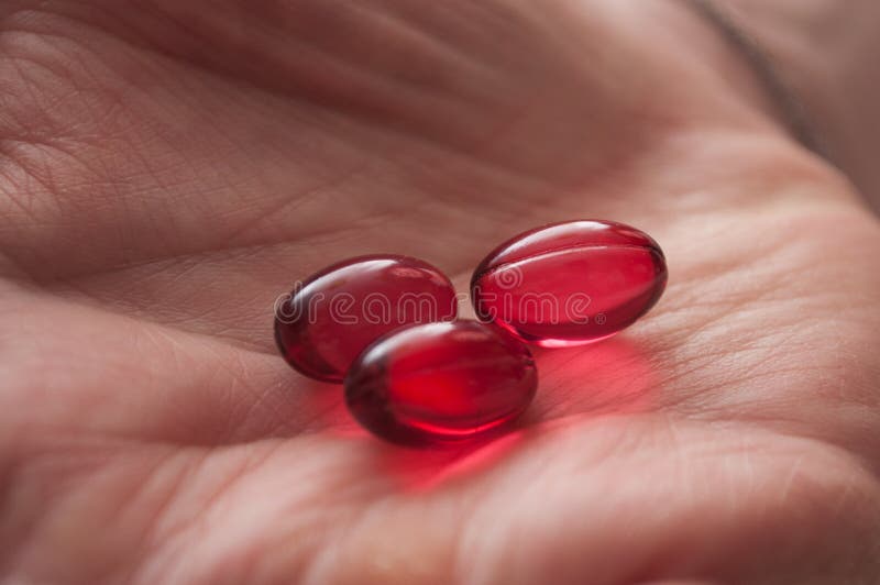 pilules rouges à disposition de femme photos stock pilules rouges à disposition de femme photos stock