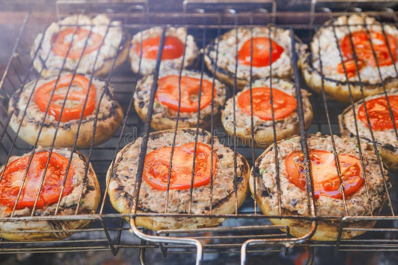 Pilze mit den Tomaten gebraten auf dem Grill lizenzfreie stockfotos Pilze mit den Tomaten gebraten auf dem Grill lizenzfreie stockfotos