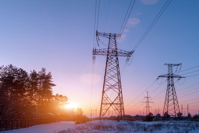Pilón de la electricidad en un campo con el cielo azul fotografía de archivo Pilón de la electricidad en un campo con el cielo azul fotografía de archivo