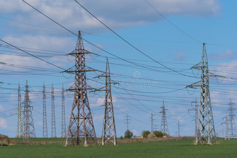 Pilón de la electricidad silueteado contra backgrou de la sol del cielo azul fotografía de archivo Pilón de la electricidad silueteado contra backgrou de la sol del cielo azul fotografía de archivo