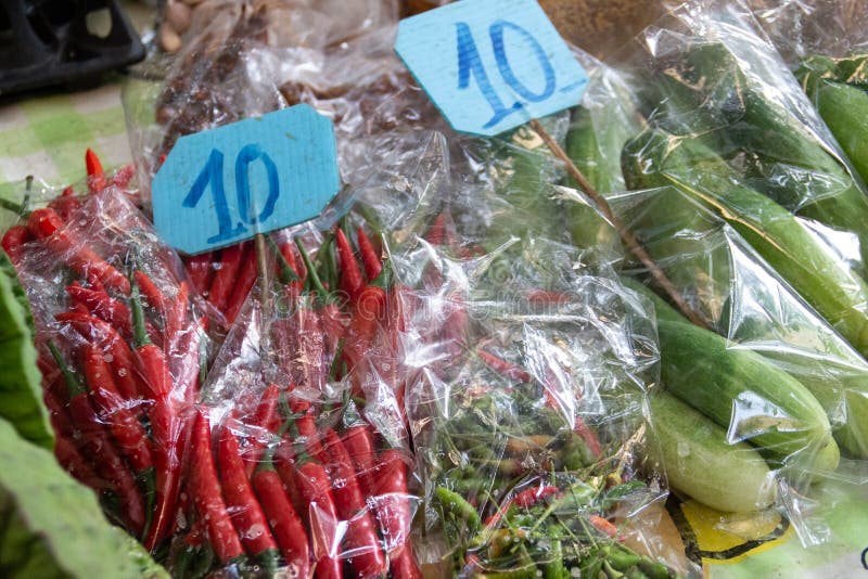 Piment rouge d'épice fraîche avec le prix sur le marché thaïlandais photographie stock libre de droits Piment rouge d'épice fraîche avec le prix sur le marché thaïlandais photographie stock libre de droits