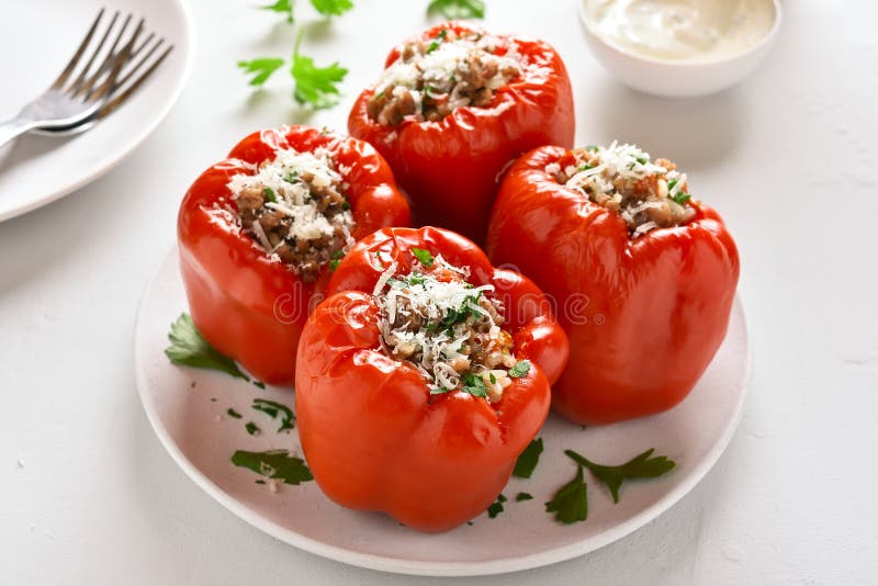 Pimenta de Bell vermelha enchida cozida foto de stock