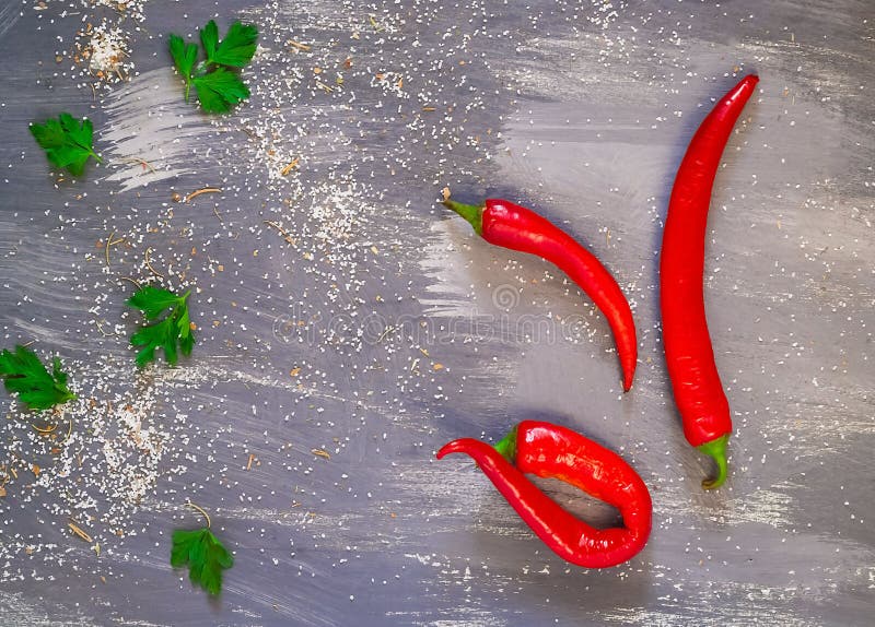 Pimenta de pimentão vermelho em uma obscuridade - fundo azul, vista superior, luz natural, espaço livre para o texto foto de stock Pimenta de pimentão vermelho em uma obscuridade - fundo azul, vista superior, luz natural, espaço livre para o texto foto de stock