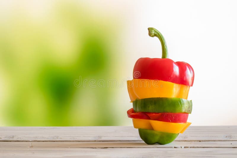 Pimenta empilhada em uma tabela de madeira imagem de stock royalty free