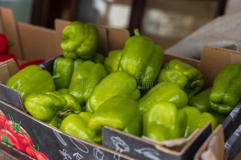 Pimenta verde empilhada numa caixa no balcão à venda fotos de stock