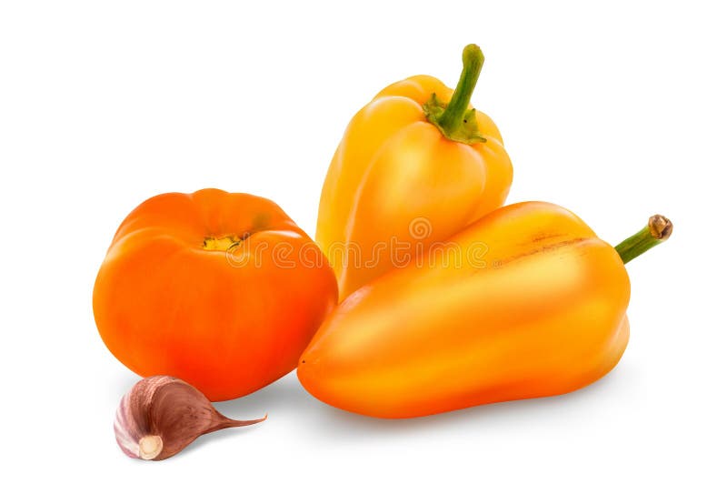 Pimentas de sino coloridas amarelas colhidas e tomate e alho alaranjados sobre o fundo branco imagens de stock royalty free Pimentas de sino coloridas amarelas colhidas e tomate e alho alaranjados sobre o fundo branco imagens de stock royalty free
