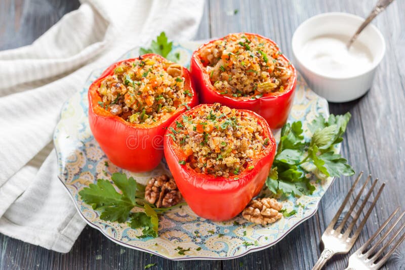 Pimentos recheados com quinoa e nozes. Prato vegetariano foto de stock