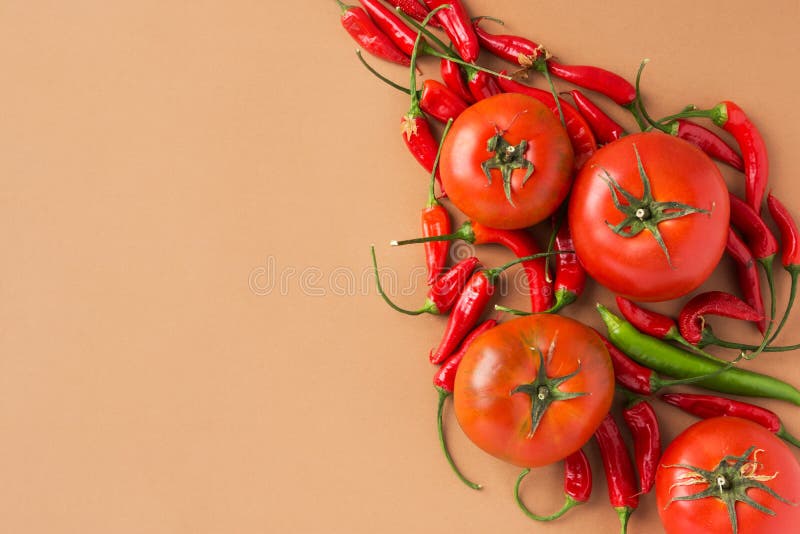 Pimentas verdes vermelhas do jalapeno da malagueta picante dos tomates orgânicos maduros frescos no fundo marrom Culinária espanh fotografia de stock royalty free Pimentas verdes vermelhas do jalapeno da malagueta picante dos tomates orgânicos maduros frescos no fundo marrom Culinária espanh fotografia de stock royalty free