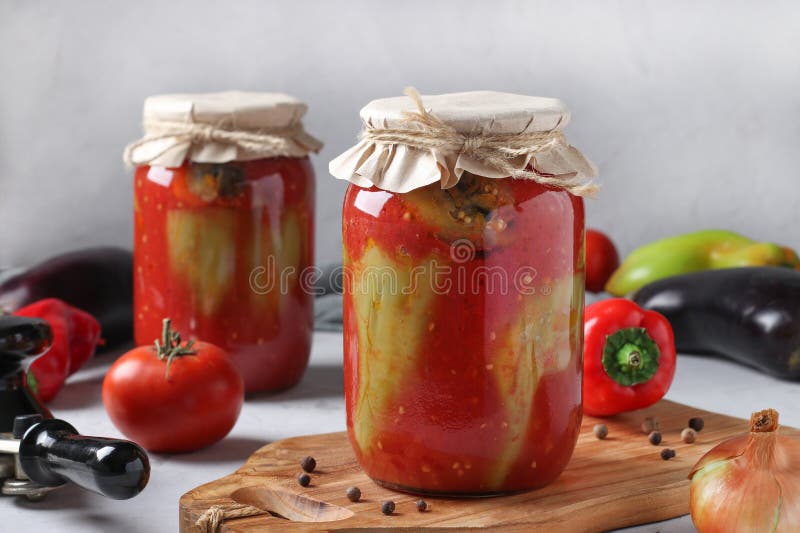 Pedaços de fígado frito com molho de tomate, cebolas e pepinos em conserva  delicioso prato saudável vista superior