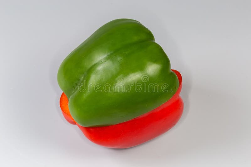 Pimentos verdes e vermelhos, metades empilhadas juntas fotos de stock