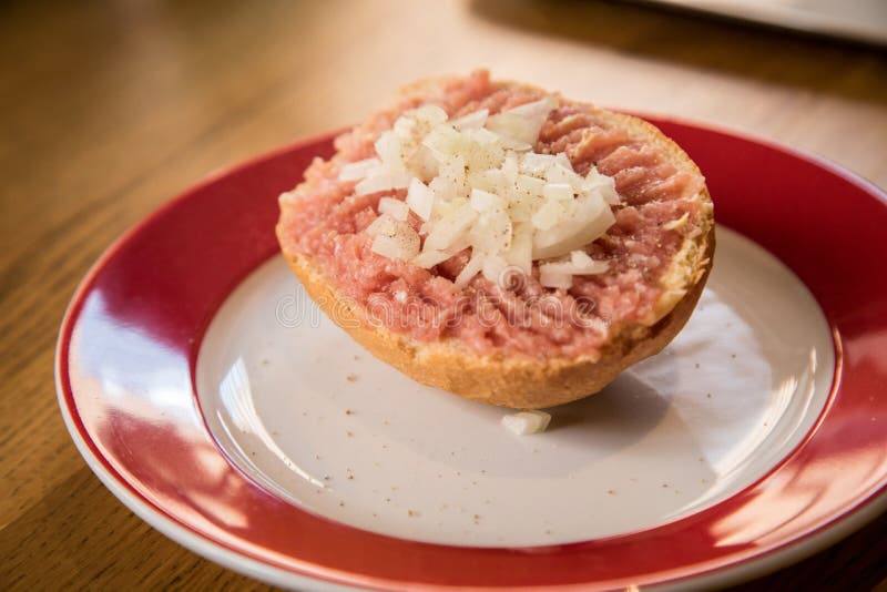 Couteau De Table, Pot Avec Pâté De Foie, Petit Pain, Sandwich Avec Pâté De  Viande Sur Table En Bois Banque D'Images et Photos Libres De Droits. Image  152871606