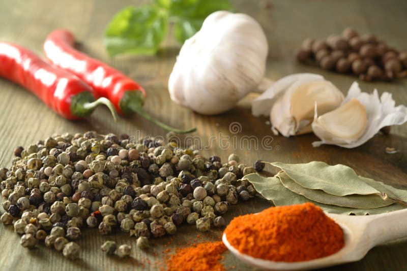 Pimienta, ajo y chile foto de archivo. Imagen de blanco 6471470