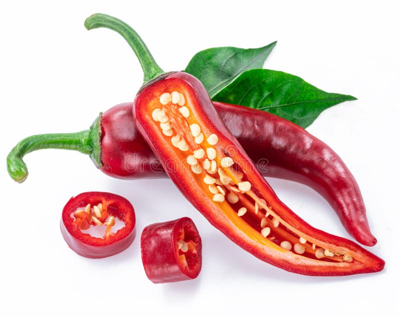Pimienta de chile rojo fresco y cortes transversales de pimienta chile con semillas aisladas en fondo blanco.