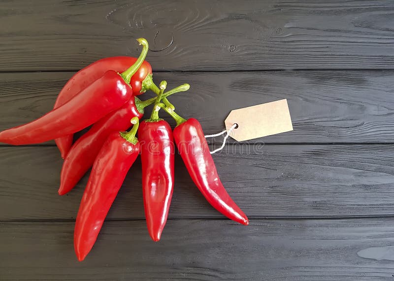 Pimienta roja en una etiqueta de madera negra culinaria imágenes de archivo libres de regalías Pimienta roja en una etiqueta de madera negra culinaria imágenes de archivo libres de regalías