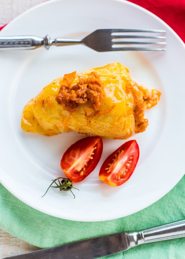 Pimientas rellenas guisadas de la carne en salsa de tomate fotos de archivo libres de regalías Pimientas rellenas guisadas de la carne en salsa de tomate fotos de archivo libres de regalías