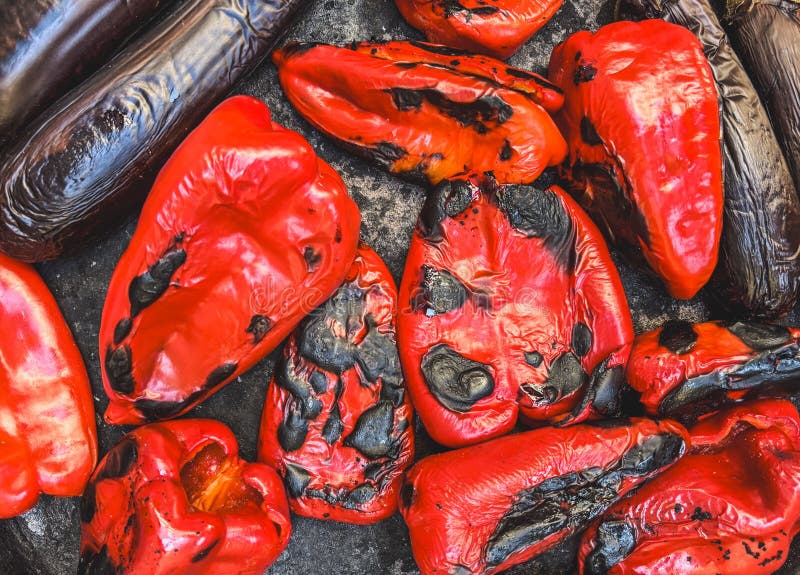 Pimientos rojos asados y berenjenas en una superficie rústica a la parrilla fotografía de archivo libre de regalías