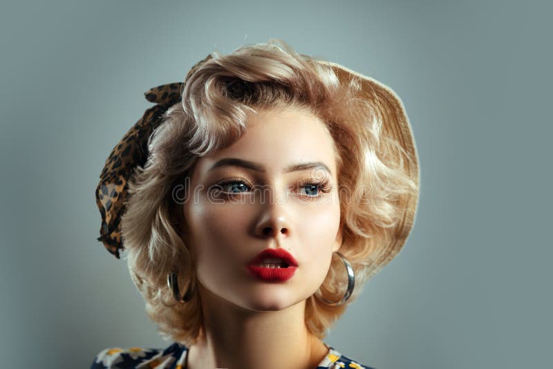 Retrato de uma linda mulher com um penteado de estilo vintage e joias foto  de stock