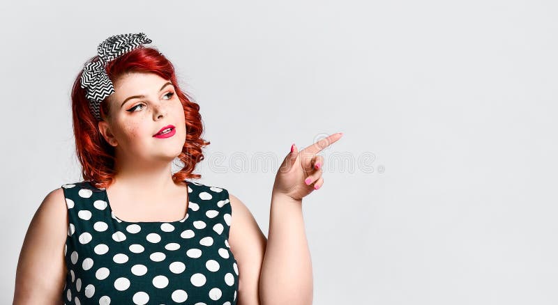 Pin vers le haut d'un portrait femelle Belle r?tro grosse femme dans la robe de point de polka avec les l?vres rouges et la coupe photo libre de droits Pin vers le haut d'un portrait femelle Belle r?tro grosse femme dans la robe de point de polka avec les l?vres rouges et la coupe photo libre de droits