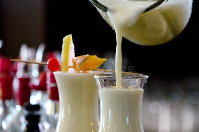 Pina Colada, Cocktail exotique prêt à servir et versé dans un verre