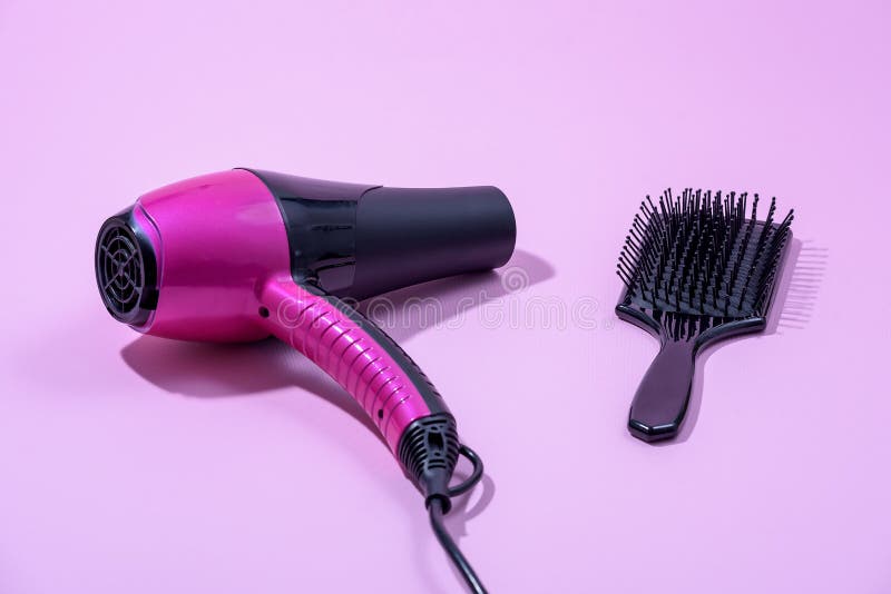 Mãos De Cabeleireiro Secador De Cabeleireiro, De Penteado, Com Secador De  Cabelo Vermelho E Pente Azul No Salão De Beleza Profissi Foto de Stock -  Imagem de seco, forma: 211947178