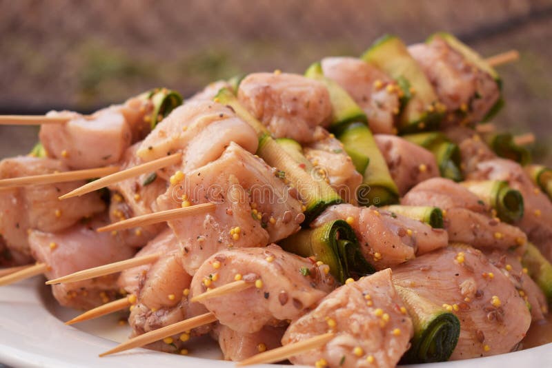 Pinchos adobados crudos de la carne del pollo Comida de la comida campestre del verano de la barbacoa Carne asada a la parrilla s imagenes de archivo Pinchos adobados crudos de la carne del pollo Comida de la comida campestre del verano de la barbacoa Carne asada a la parrilla s imagenes de archivo