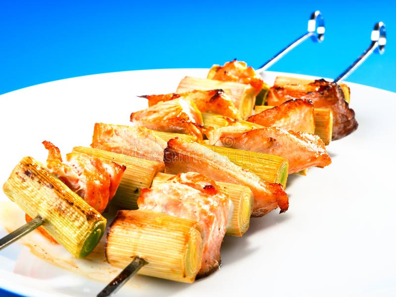 Pinchos de color salmón con el puerro foto de archivo Pinchos de color salmón con el puerro foto de archivo
