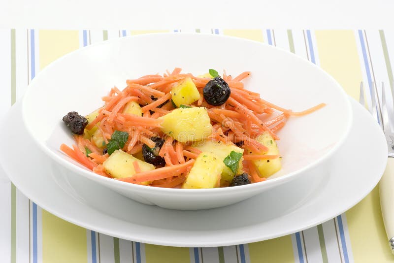 Tagliare una carota, ananas pezzi, misto comune rinfrescante insalata.