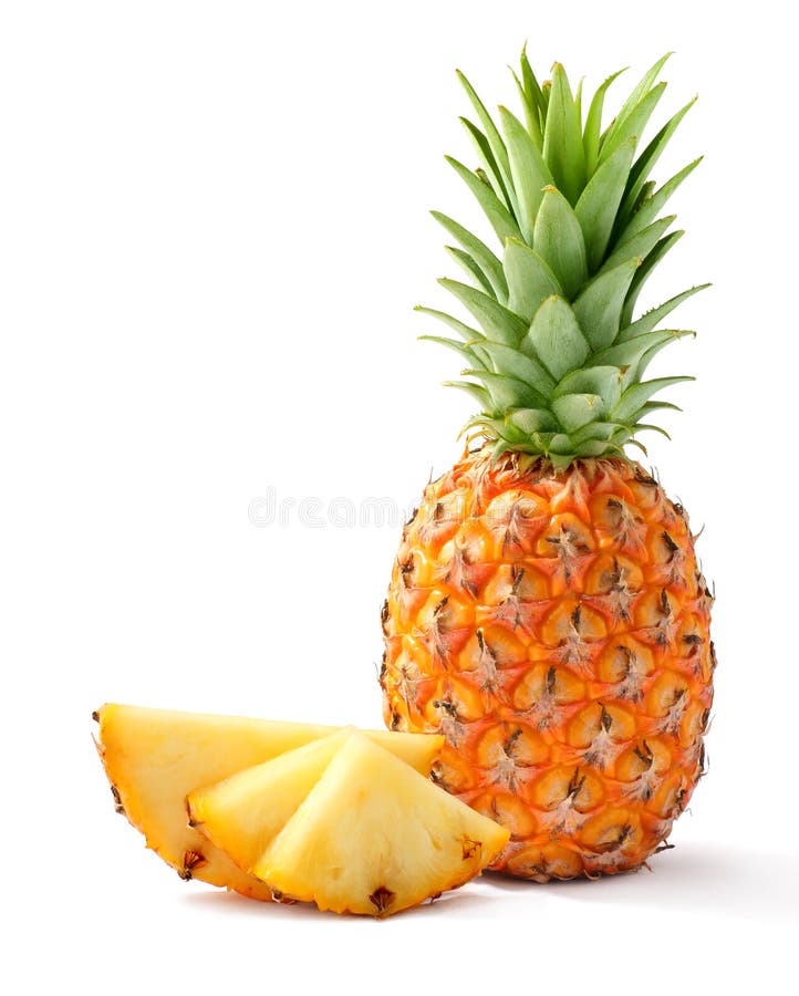 Ananas e le fette su sfondo bianco.