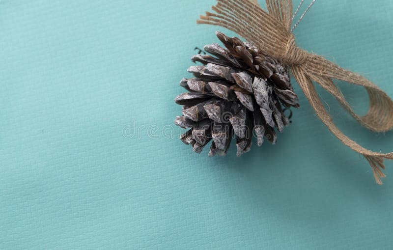 Pinecones: adorno navideño en papel azul de envoltura fotografía de archivo Pinecones: adorno navideño en papel azul de envoltura fotografía de archivo