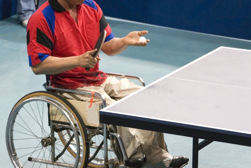 Ping-pong de présidence de roue pour les personnes handicapées image libre de droits Ping-pong de présidence de roue pour les personnes handicapées image libre de droits