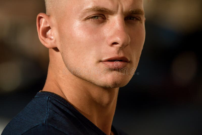 Pingamento como um homem muscular Homem considerável com cara nova Modelo de forma muscular O homem caucasiano veste a forma ocas fotos de stock Pingamento como um homem muscular Homem considerável com cara nova Modelo de forma muscular O homem caucasiano veste a forma ocas fotos de stock