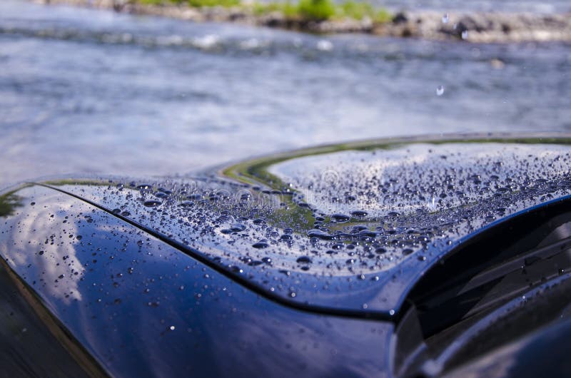 Pingos de chuva ou gotas de água na superfície do carro fotografia de stock Pingos de chuva ou gotas de água na superfície do carro fotografia de stock