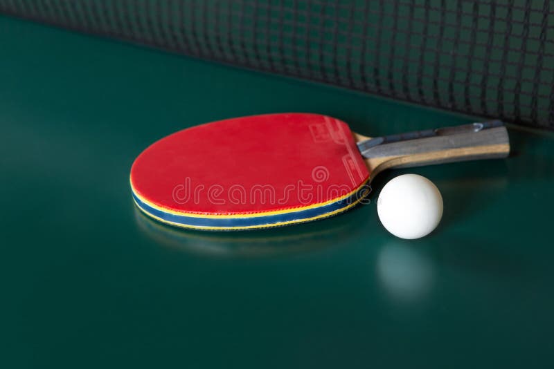 Pingpongowy kant i pi?ka na zielonym stole Ping-pong sie? obraz royalty free Pingpongowy kant i pi?ka na zielonym stole Ping-pong sie? obraz royalty free
