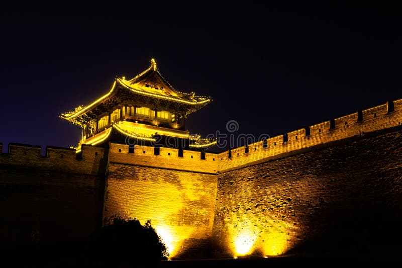 Pingyao, província de Shanxi, China - as paredes antigas que protegem a cidade velha na noite foto de stock Pingyao, província de Shanxi, China - as paredes antigas que protegem a cidade velha na noite foto de stock