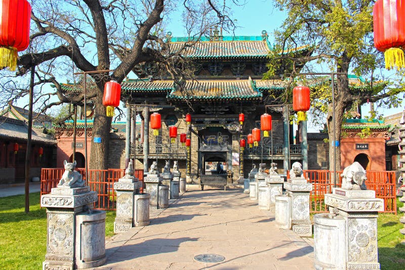 PINGYAO, SHANXI/CHINA-MAY12: Κεντρική πύλη του Δήμου Ναού στις 15 Νοεμβρίου 2019 στο Pingyao, Shanxi, Κίνα Η αρχαία πόλη του Πινγ στοκ εικόνα με δικαίωμα ελεύθερης χρήσης PINGYAO, SHANXI/CHINA-MAY12: Κεντρική πύλη του Δήμου Ναού στις 15 Νοεμβρίου 2019 στο Pingyao, Shanxi, Κίνα Η αρχαία πόλη του Πινγ στοκ εικόνα με δικαίωμα ελεύθερης χρήσης