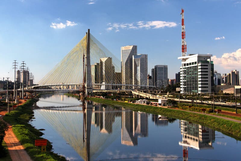 Veľké vidlica štýl stavby holding žltá káble mosta, veľké červené a biele televízne antény a ultra moderné budovy štvrti Brooklyn v Sao Paulo, Brazília.