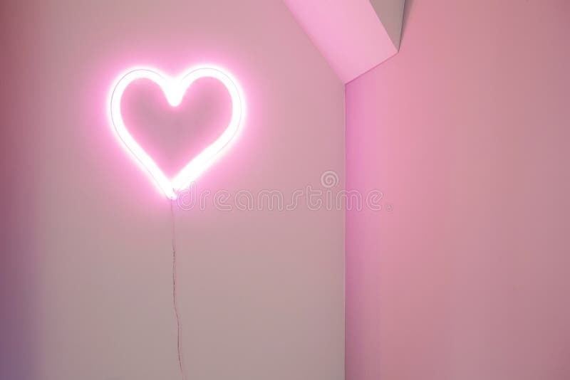 Ánh sáng neon hình trái tim màu hồng sẽ khiến không gian của bạn trở nên ấm cúng và lãng mạn hơn. Hãy xem hình ảnh đầy sức quyến rũ này để cảm nhận được sự mềm mại và đầy tình yêu mà màu sắc hồng neon mang lại.