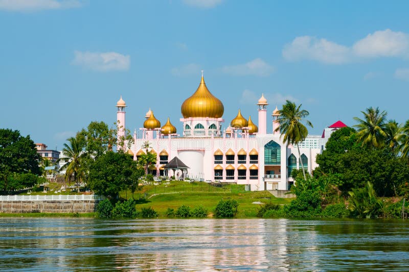 Ružová mešita v Kuching (sarawak liek, Borneu, v Malajzii) s výhľadom na rieku.