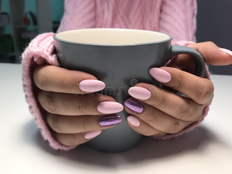 Pink nails with glitter in autumn or winter time royalty free stock image Pink nails with glitter in autumn or winter time royalty free stock image
