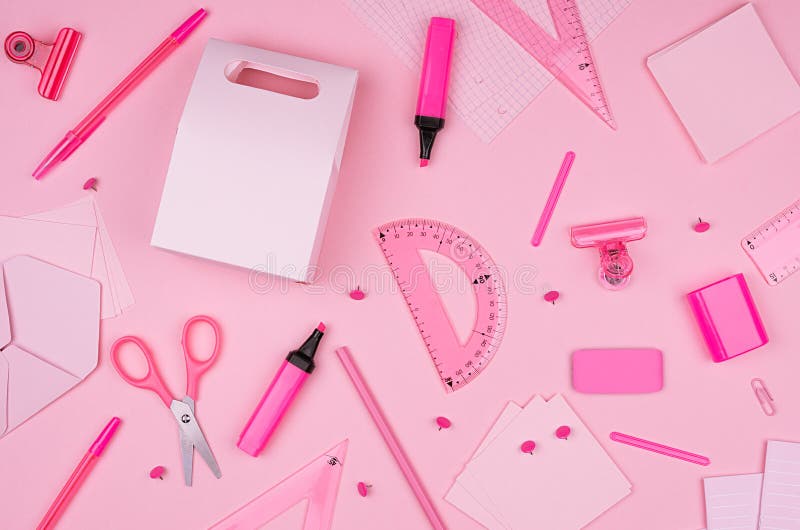 Những bộ đồ văn phòng màu hồng thanh lịch được sử dụng trên giấy màu hồng nhạt mang đến một màu sắc tươi trẻ, tràn đầy sức sống cho không gian văn phòng của bạn. Sự kết hợp của những dụng cụ văn phòng màu hồng tại đây chắc chắn sẽ là điểm nhấn vô cùng đặc biệt cho không gian làm việc của bạn.