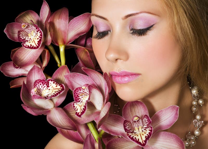 Žena s krásnými make-up a růžové orchideje.