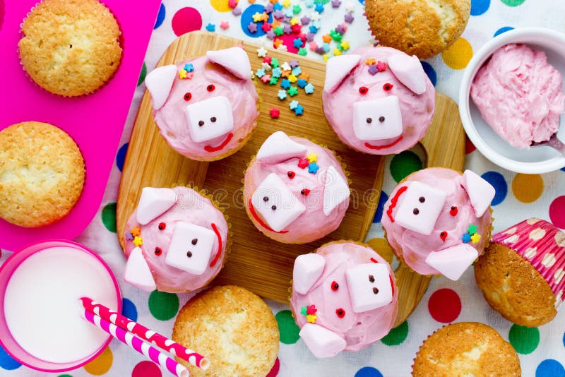 Pink pig cupcakes - homemade cupcakes decorated with cream cheese frosting and marshmallow shaped funny piggies stock images Pink pig cupcakes - homemade cupcakes decorated with cream cheese frosting and marshmallow shaped funny piggies stock images