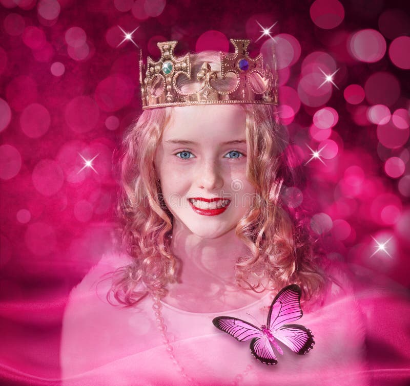 Ein junges Mädchen verkleidet sich wie eine Königin trägt eine Krone mit rosa Töne und ein Schmetterling.