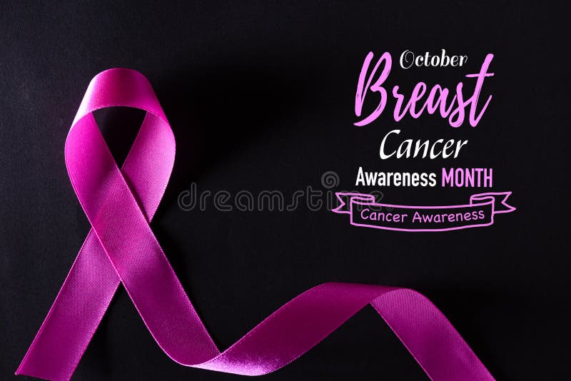 Růžový stuha na černý papír podporující prsa rakovina povědomí měsíc kampaň.