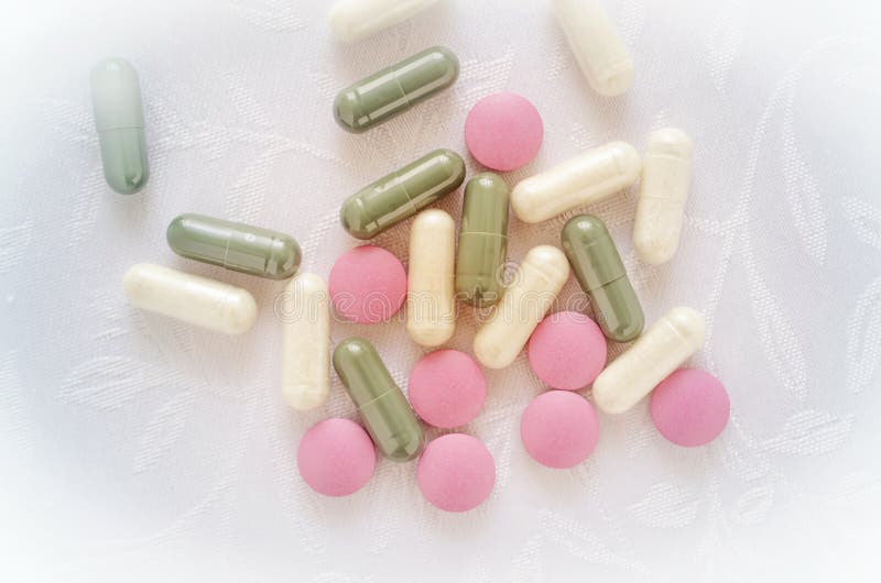 Зеленые антибиотики. Розовая медицинская таблетка. Таблетки розовые зеленые коричневые. Таблетки на зелёном фоне. Розовая таблетка из ветаптеки.