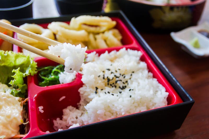 Pinnar är razziaris på bentouppsättning box japanska mackerels för mat, ut som rå stil tar tre arkivfoto Pinnar är razziaris på bentouppsättning box japanska mackerels för mat, ut som rå stil tar tre arkivfoto
